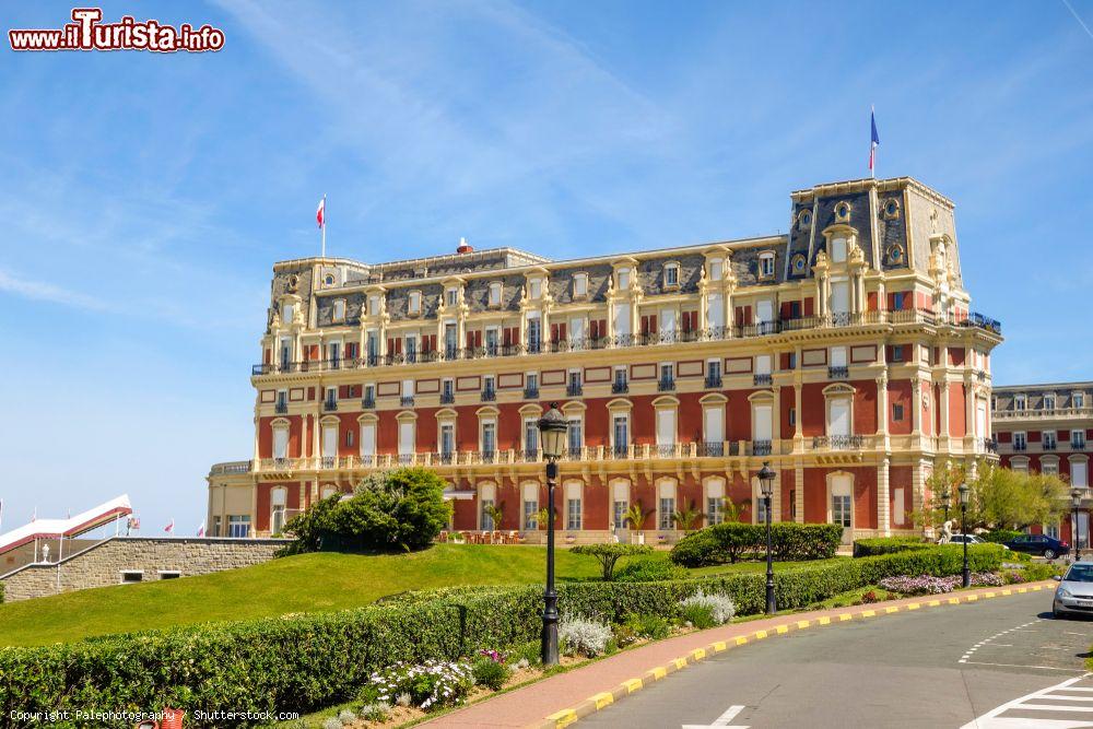 Immagine L'Hotel du Palais di Biarritz, Francia. Un tempo residenza estiva di Napoleone III°, questo storico palazzo del 1855 ospita ora un lussuoso hotel sul mare - © Palephotography / Shutterstock.com