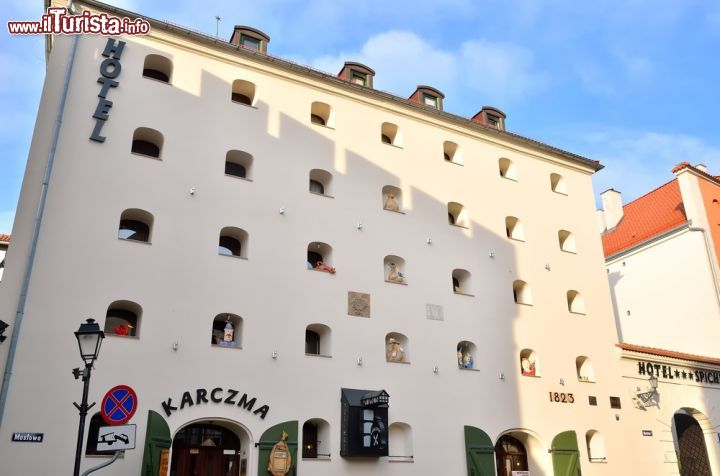 Immagine Hotel Karczma a Torun, Polonia. La bella facciata d'ingresso di uno degli hotel più celebri della città polacca - © MagMac83 / Shutterstock.com