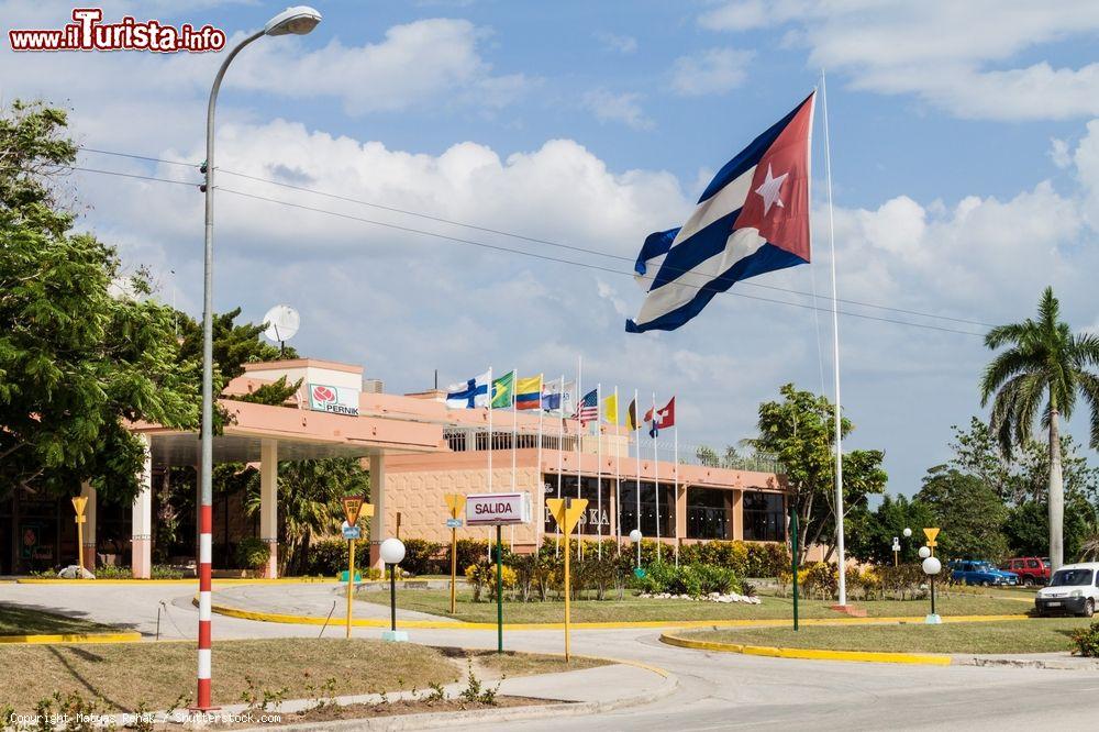 Immagine Hotel Pernik a Holguin, Cuba. L'ingresso dell'hotel situato in una delle zone verdi della città. Da qui partono escursioni e visite a spiagge, laghi e luoghi aborigeni di Cuba - © Matyas Rehak / Shutterstock.com