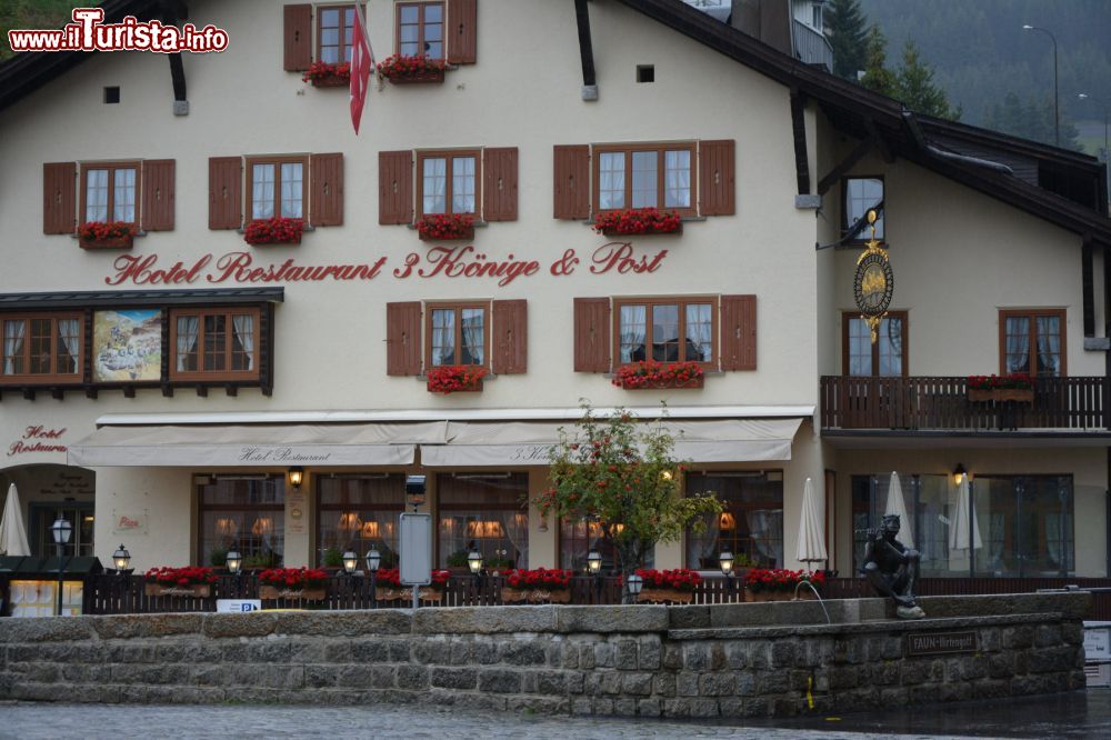 Immagine L'hotel ristorante 3 Konige & Post a Andermatt, Svizzera. Si trova presso lo storico ponte sul fiume Reuss a 450 metri dalla stazione ferroviaria. E' un bell'albergo a conduzione famigliare.