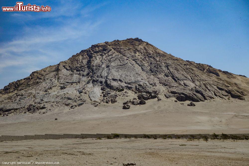 Immagine Huaca de la Luna a Trujillo, provincia de La Libertad (Perù). Il complesso sorge a circa 4 km dalla città di Trujillo vicino alla foce del Rio Moche - © marktucan / Shutterstock.com