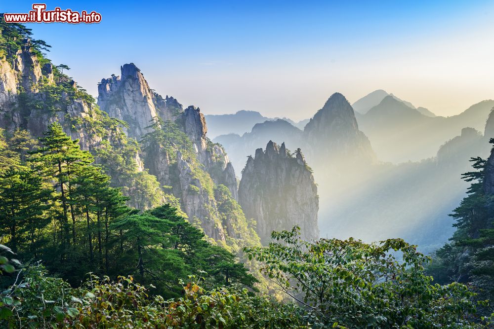 Immagine Huangshan, i monti nella regione cinese di Anhui. Uno dei luoghi più visitati della Cina dai turisti provenienti da ogni parte del mondo.