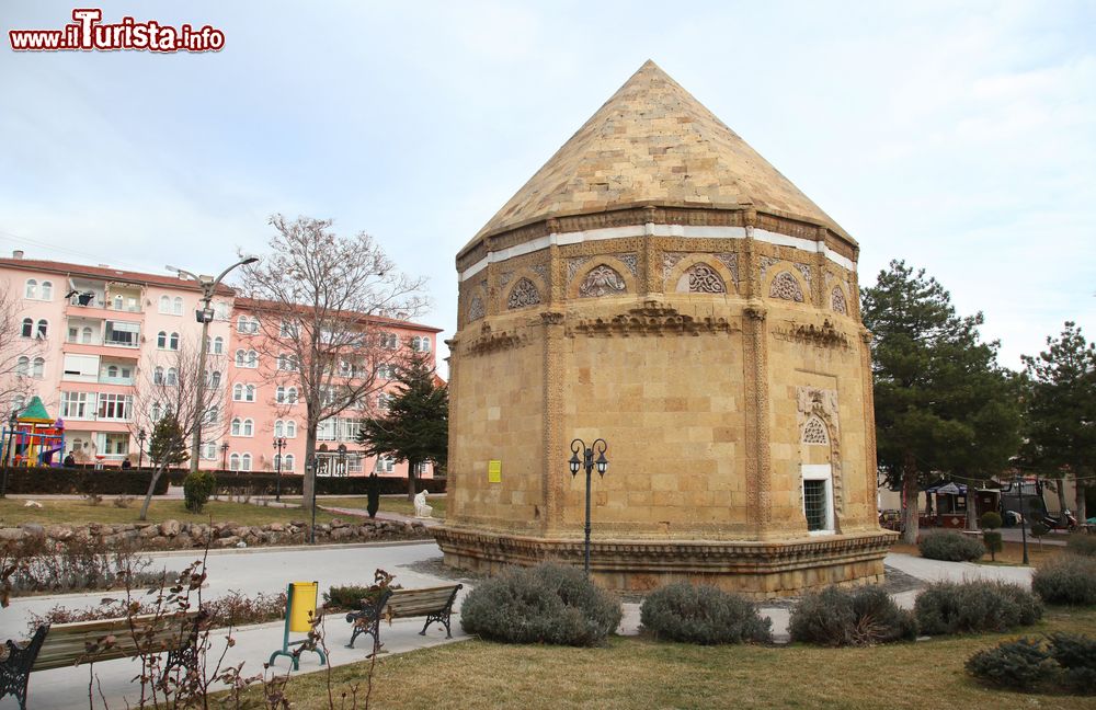 Immagine Hudavent Hatun Tomb nel centro cittadino di Nigde, Turchia. Questa tomba venne costruita per Hudavent Hatun, la figlia di Kilij Arslan IV° nel 1312. E' realizzata in pietra color ocra ed è coperta da una cupola sormontata da un tetto a piramide; si innalza per 15,5 metri ed è conosciuta per le sue decorazioni vegetali e zoomorfe.