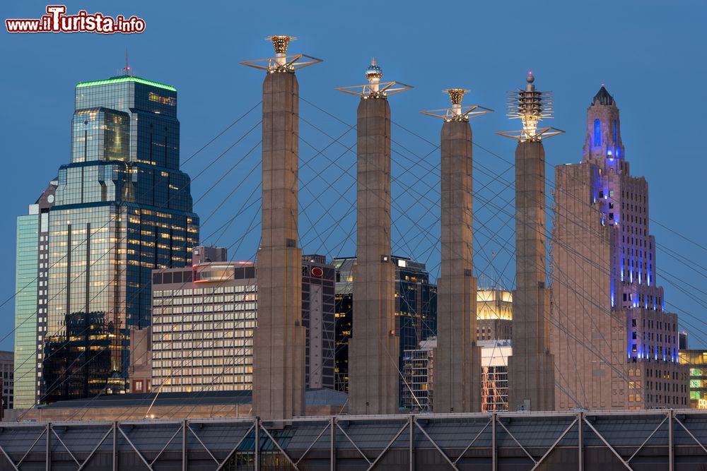 Immagine I 4 piloni di Bartle Hall al crepuscolo, Kansas City, Missouri. Queste quattro strutture in cemento armato in acciaio sono state costruite per supportare i cavi d'acciaio che sospendono il centro congressi Bartle Hall sopra Truman Road e l'Interstate 670. Sono alte circa 102 metri e sono sovrastate da quattro sculture che formano lo skyline della città.