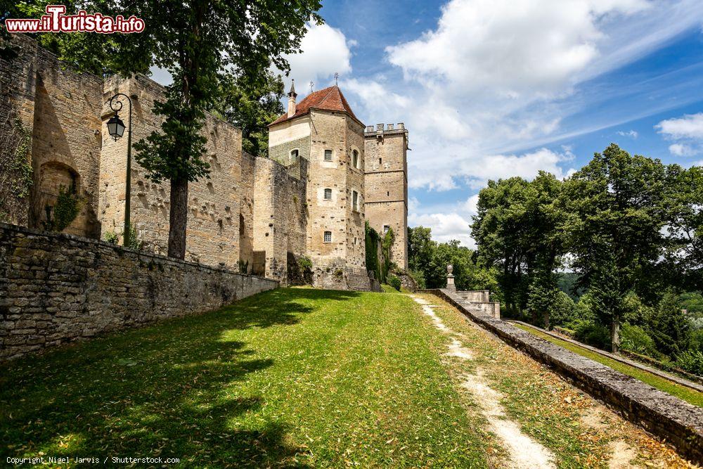 Immagine I bastioni del castello di Montbard, Borgogna, Francia. E' uno degli edifici storici più importanti di questa cittadina francese  - © Nigel Jarvis / Shutterstock.com