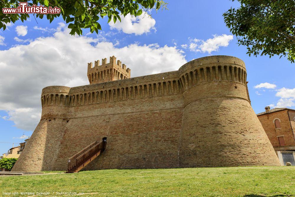 Immagine I bastioni del Castello di Urbisaglia, piccolo borgo delle Marche - © Wolfgang Zwanzger / Shutterstock.com