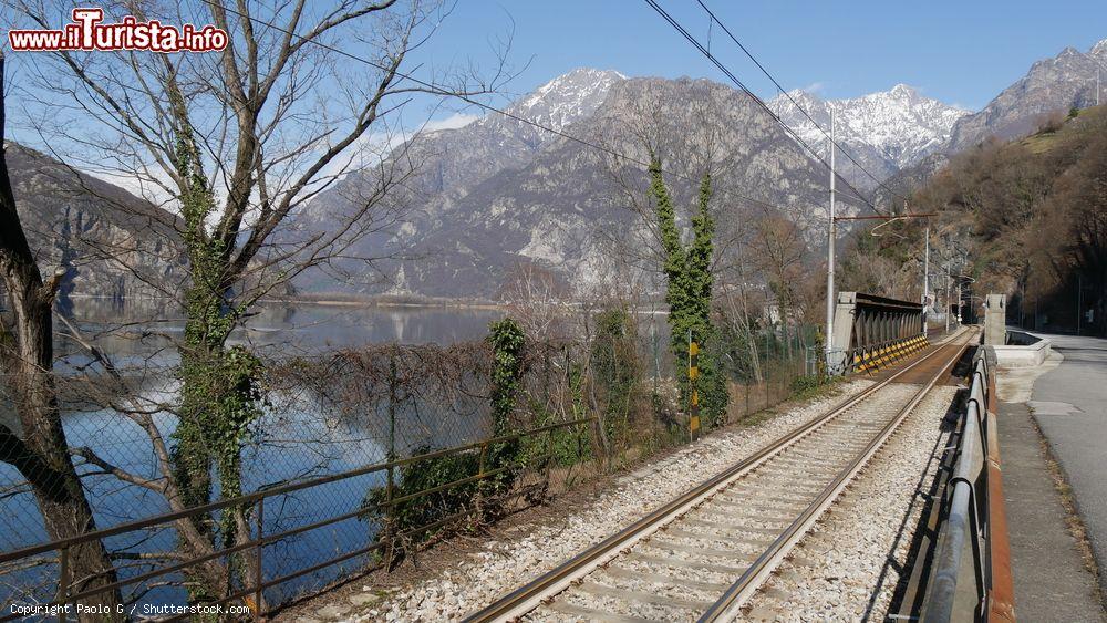 Immagine I binari della ferrovia nei pressi di Novate Mezzola, Lombardia - © Paolo G / Shutterstock.com