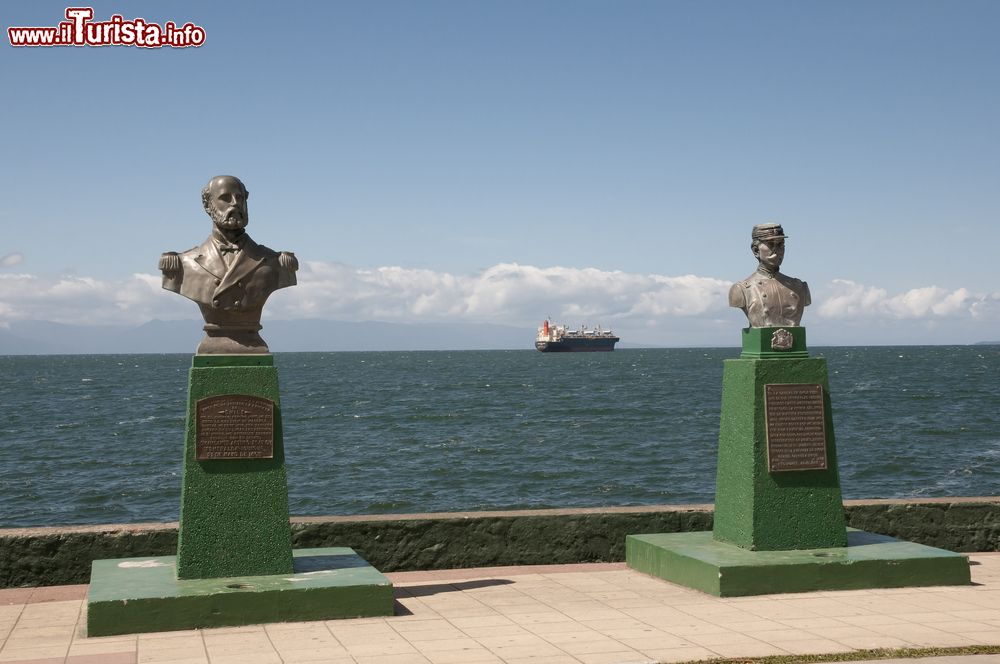 Immagine I busti di Arturo Prat & Ignacio Pinto sul lungomare di Puerto Montt, Cile. Ufficiale della marina  il primo e protagonista della Guerra del Pacifico il secondo, questi due personaggi sono considerati eroi nazionali.