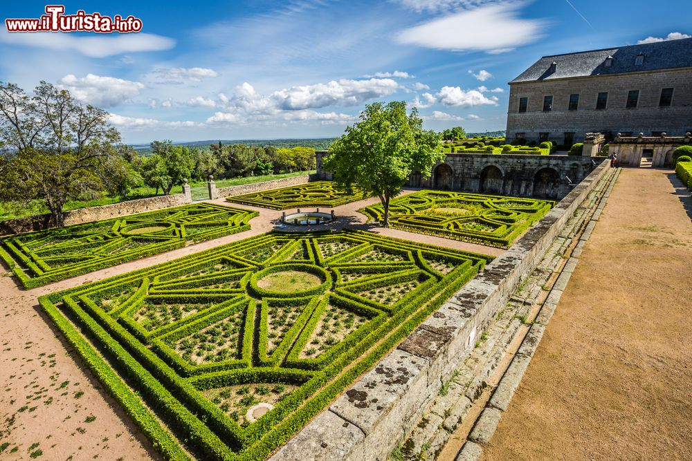 Immagine I giardini del castello di San Lorenzo de El Escorial nei pressi di Madrid, Spagna.