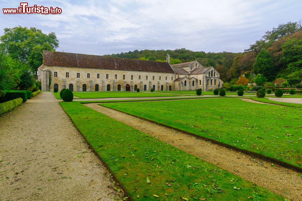Immagine I giardini dell'abbazia di Fontenay, Borgogna, Francia. E' una delle abbazie cistercensi più antiche d'Europa oltre che una delle meglio conservate.