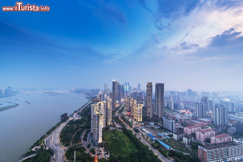 Immagine I grattacieli della città di Nanchang, Cina, visti dall'alto. Capoluogo dello Jangxi, questa metropoli moderna è situata a sud ovest del lago Poyang.