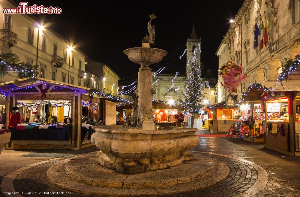 Immagine I mercati di Natale in Piazza Arringo a Ascoli Piceno, Marche, Italia. E' la piazza monumentale più antica della città marchigiana ad ospitare i tradizionali mercatini dell'Avvento - © Buffy1982 / Shutterstock.com