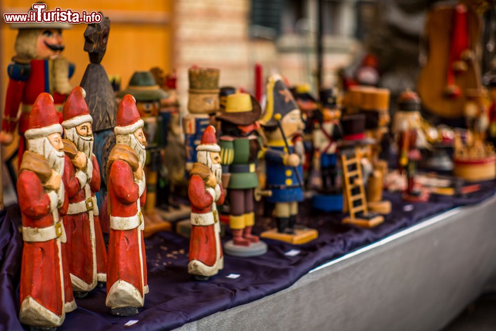 Immagine I mercatini di Natale a Vaduz, Liechtenstein. Musiche dell'Avvento, luci e decorazioni rendono magica l'atmosfera natalizia nella cittadina che, ogni anno, ospita un centinaio di bancarelle con specialità gastronomiche, regali e souvenirs.
