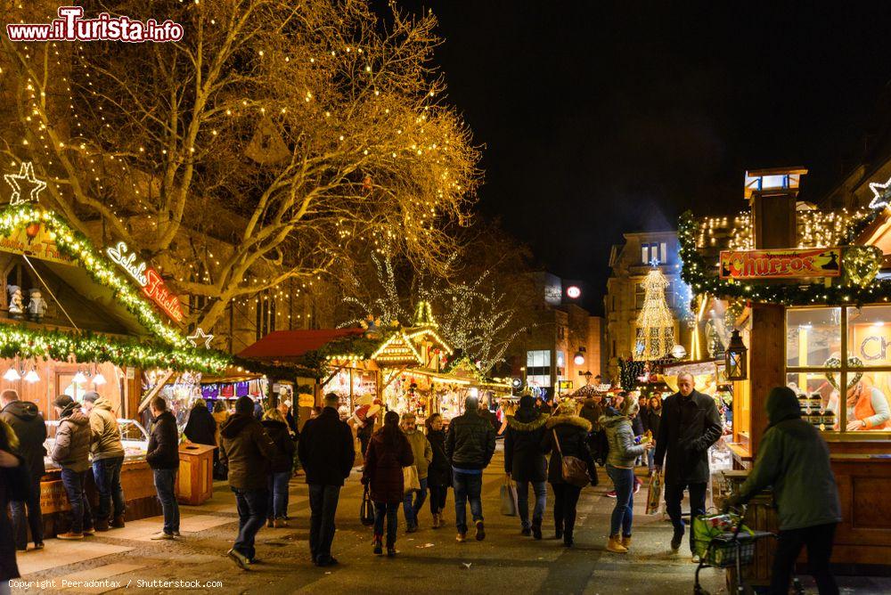 Immagine I mercatini di Natale by night nel centro di Dortmund, Germania - © Peeradontax / Shutterstock.com