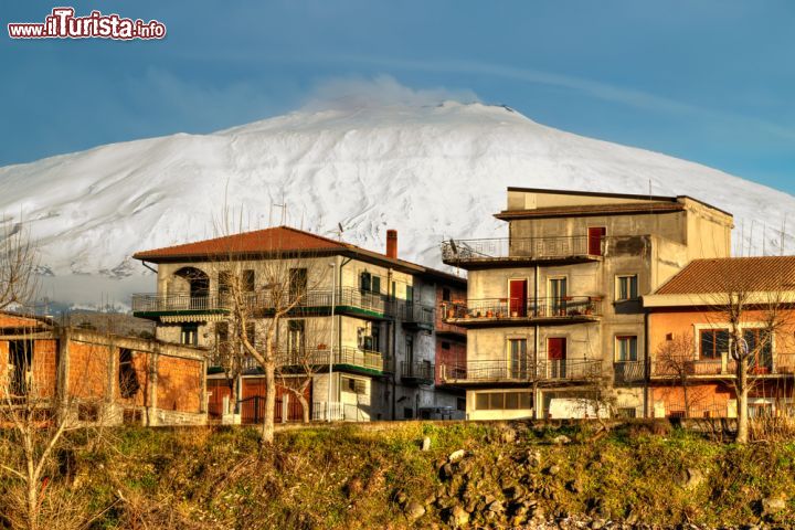 Immagine I palazzi di Bronte e sullo sfondo l'Etna innevato (Sicilia)