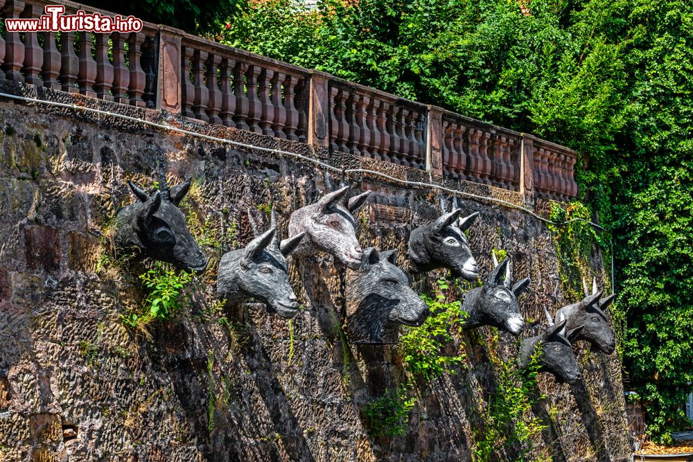 Immagine I personaggi della fiaba "Il lupo e i sette capretti" dei Fratelli Grimm dentro al centro storico di Marburgo in Germania