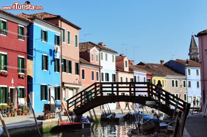 Immagine I ponti di Burano, la piccola perla della Laguna Veneta - la foto raffigura uno degli otto ponti della piccola isola di Burano, vera e propria perla della Laguna Veneta, famosa per il suo essere così simile alla grande Venezia ma allo stesso tempo così diversa. Burano è un'isola piccola, dove regnano la quiete e le antiche tradizioni, dove il tempo sembra un po' essersi fermato. - © ChameleonsEye / Shutterstock.com