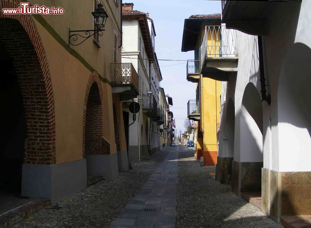 Immagine I portici nel centro storico di Poirino in Piemonte - © F Ceragioli, CC BY-SA 3.0, Wikipedia