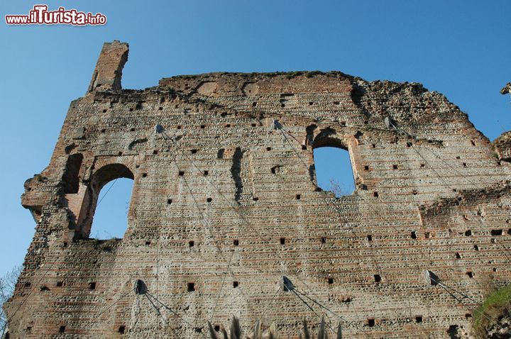Immagine Le rovine del Castello Visconteo - il declino del castello ha avuto inizio nel '400, quando Francesco da Bussone, detto "Il Carmagnola" o il "Conte di Carmagnola" lo conquistò e ne iniziò la demolizione. Alcune parti delle mura furono poi utilizzate quattro secoli dopo nella costruzione dell'Arena di Milano. 