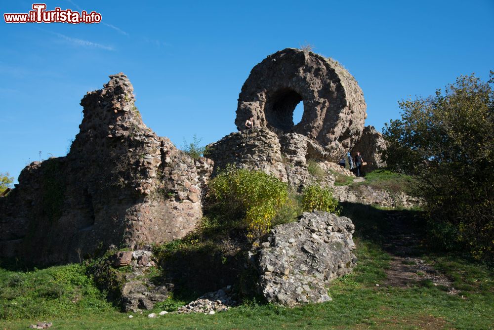 Immagine I resti del castello fortezza di Engelsbourg a Thann, Alsazia, Francia, in una giornata di sole.