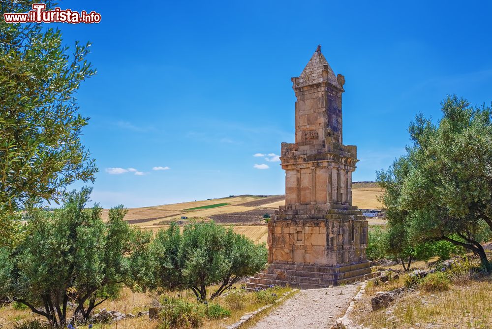 Immagine I resti del mausoleo libico-punico di Dougga, Tunisia.