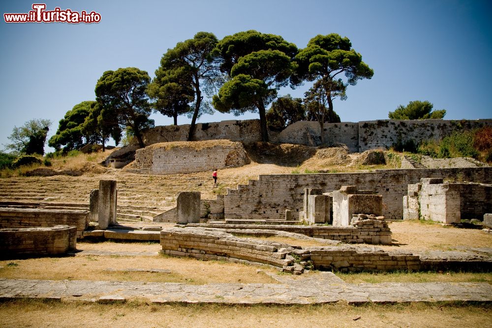 Immagine I resti dell'antico anfiteatro romano a Pola, Croazia. La nascita di questa località è legata al mito degli Argonauti che sfuggendo ai Colchidi fondarono un insediamento chiamato Polai; furono però i romani a costituire la città di Pietas Iulia che durante l'epoca di Augusto assunse un ruolo di grande importanza.