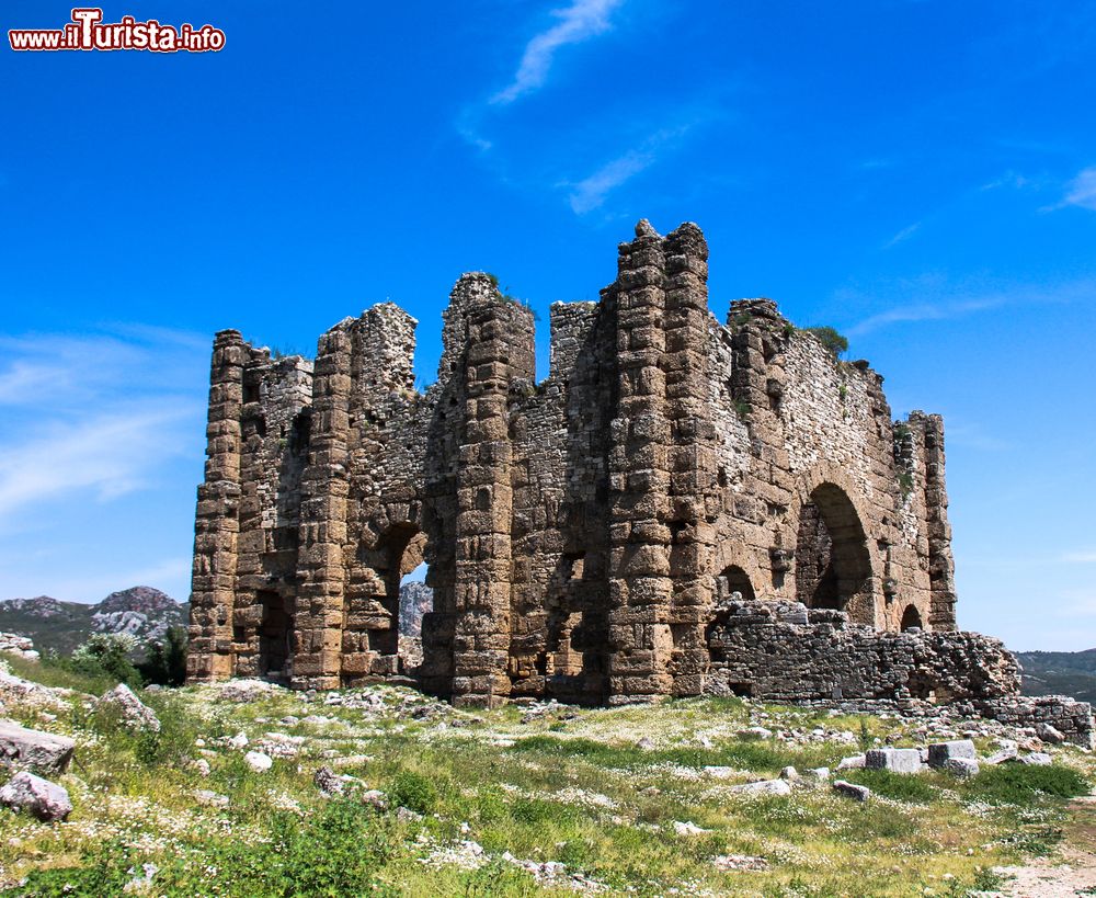 Immagine I resti di un'antica basilica a Aspendos, Turchia. Fondata dagli Ittiti, la città di Aspendos, un tempo nota come Belkis, divenne importante sotto il regno dell'imperatore Aurelio. Il sito archeologico romprende fra l'altro le rovine di una grandiosa basilica di epoca bizantina.