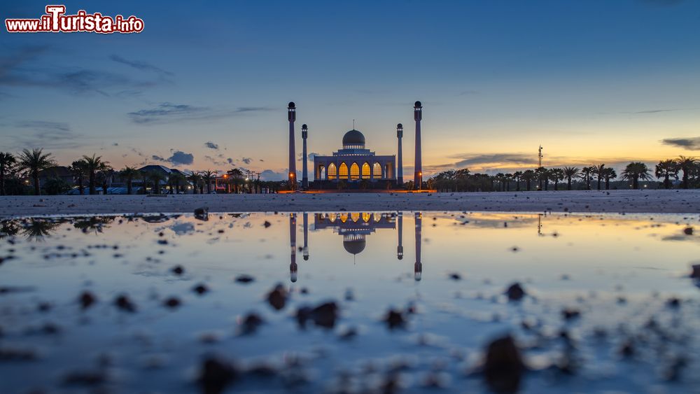 Immagine I riflessi della moschea di Songkhla nell'acqua al crepuscolo, Thailandia.