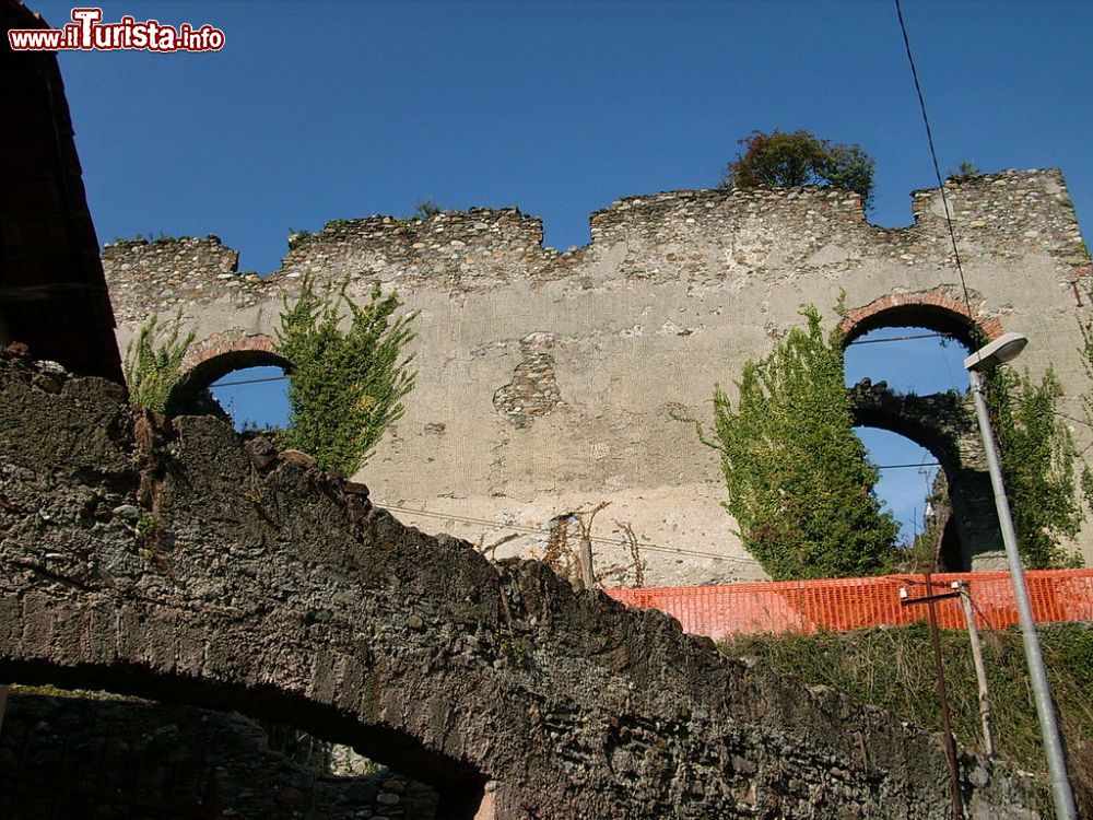 Immagine I ruderi del "cabannun" prima dei restauri a Campomorone, Liguria - © Davide Papalini  - Opera propria, CC BY 2.5, Wikipedia