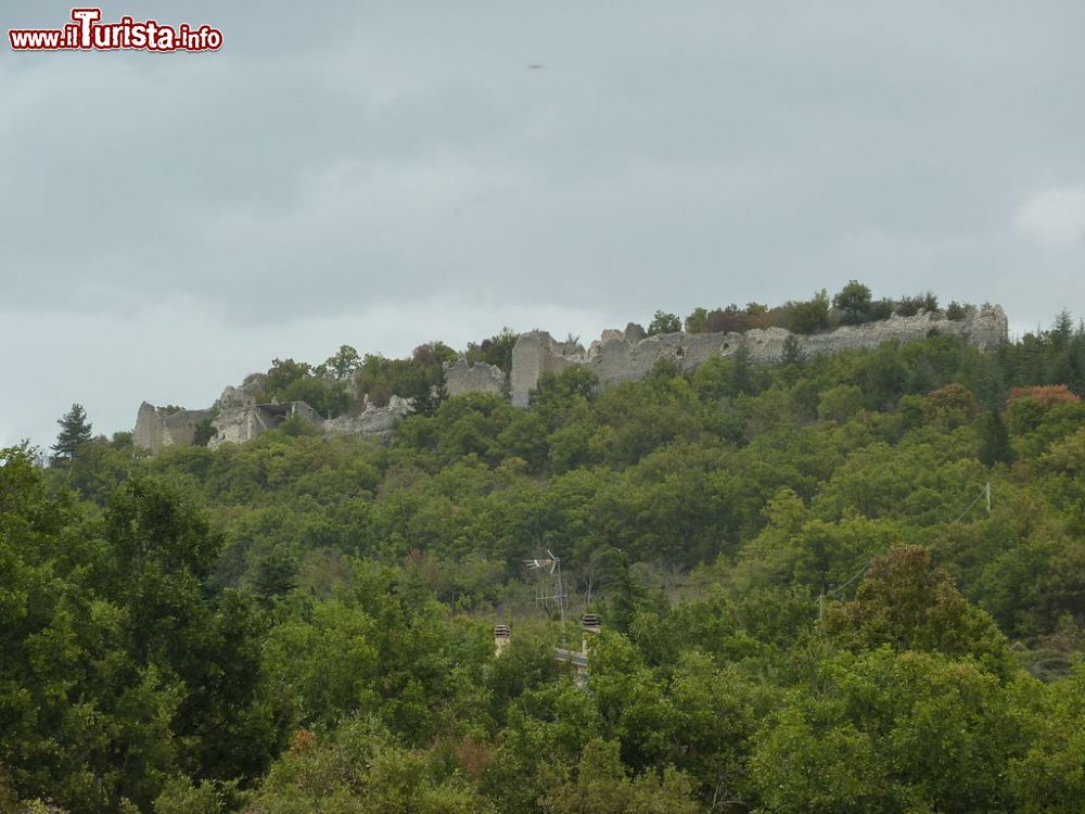 Immagine I ruderi del Castello di Ocre in Abruzzo - © Pietro - CC BY-SA 4.0, Wikipedia