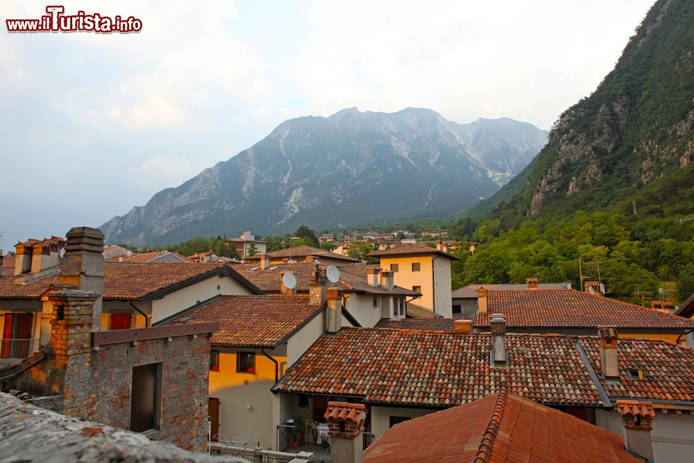 Immagine I tetti delle case di Gemona di Friuli al tramonto