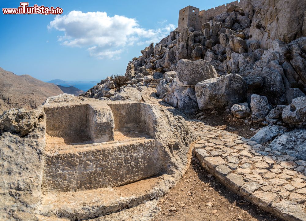 Immagine I troni scolpiti di Zeus e Hera nell'isola di Chalki, Dodecaneso, Grecia.