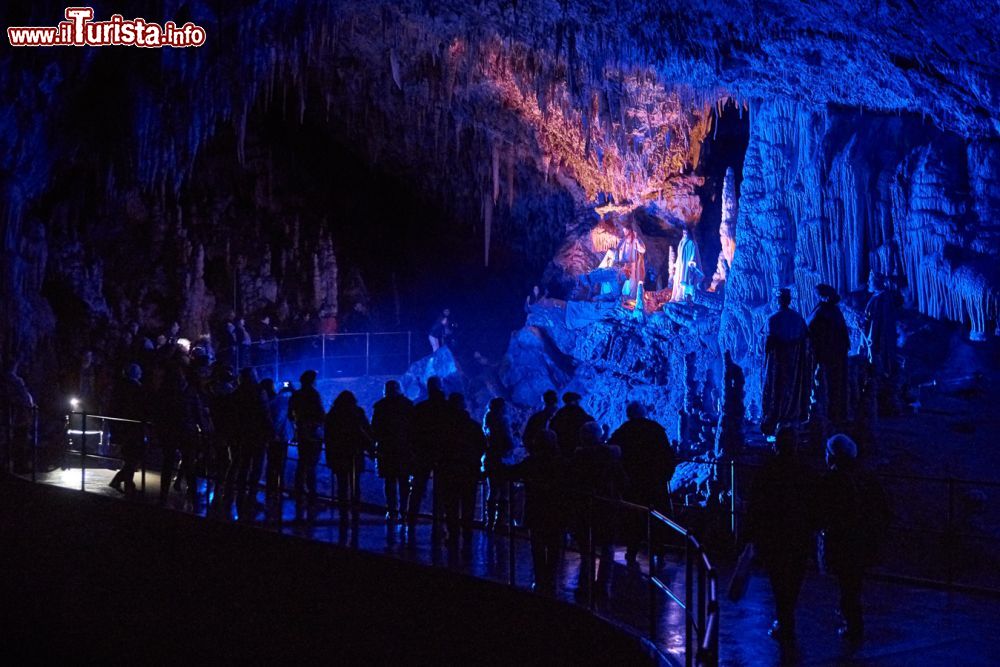 Immagine I turisti ammirano il Presepe Vivente delle Grotte di Postumia