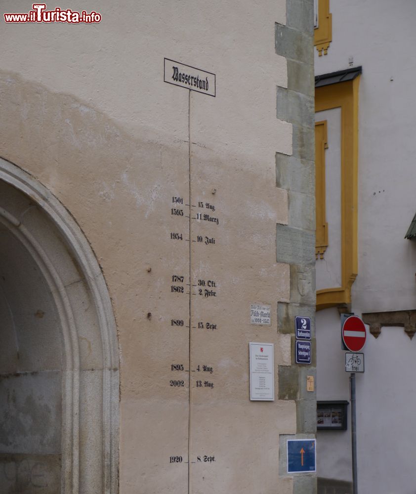 Immagine I vari livelli di inondazione della città di Passau, Germania. Questa località è conosciuta anche come la "città dei tre fiumi" per via della confluenza nel Danibio di Inn e Ilz.