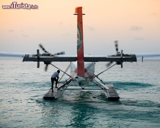 Immagine Un idrovolante nelle acque dell'Atollo di Raa (Maldive). Questi mezzi sono i più usati per spostarsi tra l'aeroporto d Malé e i resort negli atolli - foto © Jag_cz / Shutterstock.com