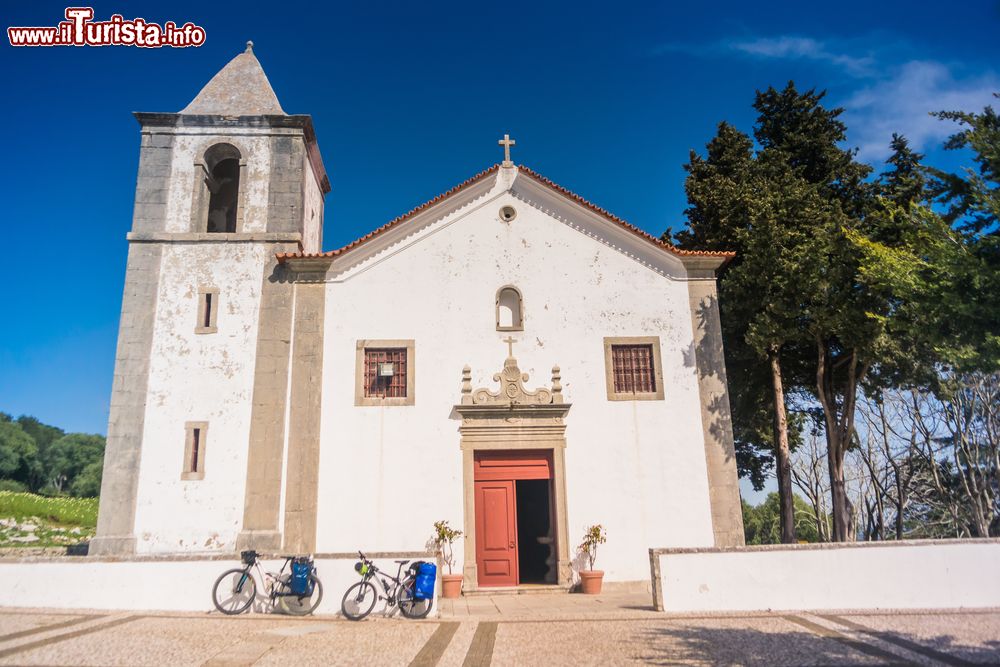 Immagine La Igreja de Nossa Senhora do Castelo di Sesimbra, Portogallo, fu costruita inizialemente nel XII secolo, ma l'attuale edificio risale al 1721.