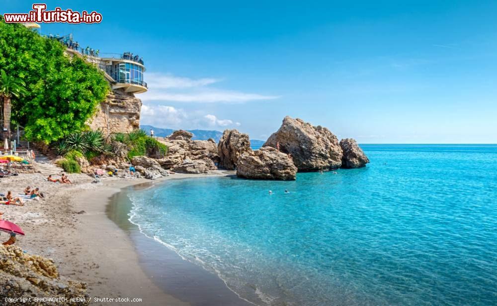 Immagine Il Balcone d'Europa e una delle spiagge magiche di Nerja in Andalusia, Costa del Sol - Spagna - © BAHDANOVICH ALENA / Shutterstock.com