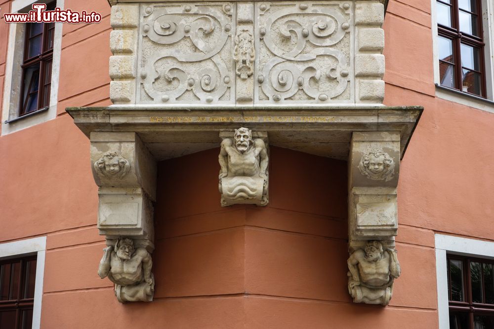 Immagine Il balcone scolpito all'angolo di una casa di Pirna, Germania: siamo nel centro storico di questa graziosa località fonte di ispirazione di alcune opere del Canaletto.