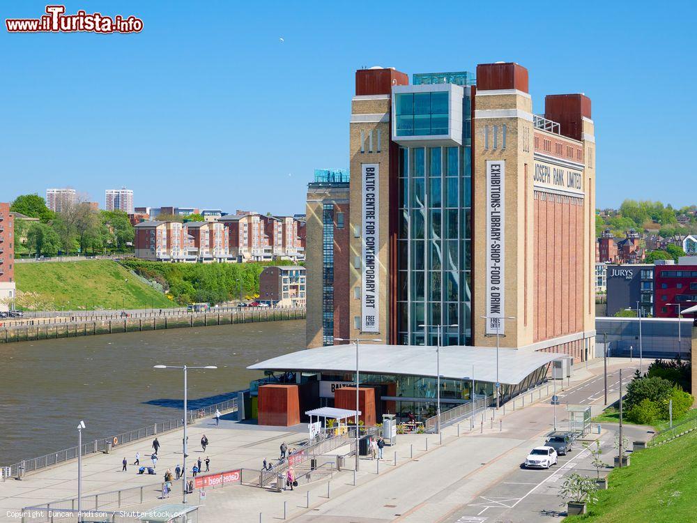 Immagine Il Baltic Contemporary Art Museum a Newcastle upon Tyne, Inghilterra.  Ospitato in uno storico edificio industriale sulle rive del fiume, è un importante centro internazionale per l'arte contemporanea - © Duncan Andison / Shutterstock.com