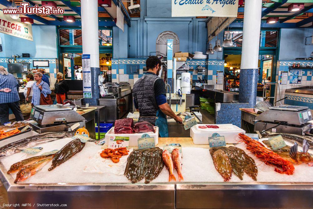 Immagine Il banco del pesce di un venditore al mercato di Saint-Jean-de-Luz, Francia - © AWP76 / Shutterstock.com