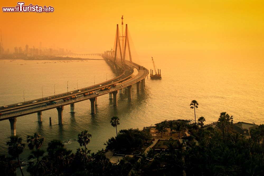 Immagine Il Bandra-Worli Sea Link al crepuscolo, Mumbai, India. Noto anche come Rajiv Gandhi Sea Link, è un celebre ponte carrabile che collega il sobborgo di Bandra, nel nord di Mumbai, con Worli, nel sud della città. E' lungo 5600 metri.