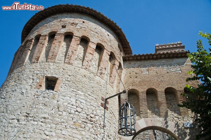 Immagine Il bastione di Porta Santa Maria per accedere al borgo di Corciano - © Mi.Ti. / Shutterstock.com