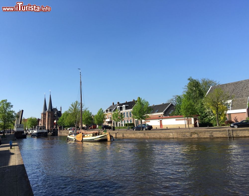 Immagine Il battello Skutsje naviga attraverso il Prinsengracht, Sneek, Olanda.