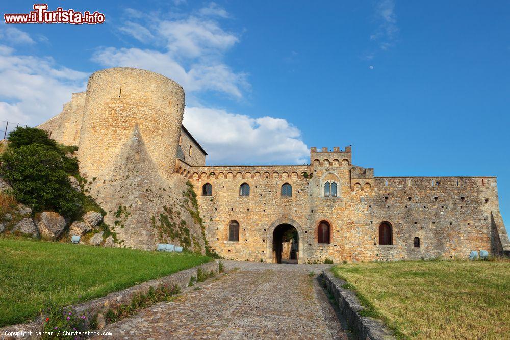 Immagine Il bel Castello di Bovino in provincia di Foggia, Subappennino Dauno, Puglia - © dancar / Shutterstock.com