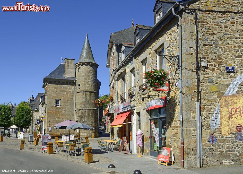 Immagine Il bel centro storico della città bretone di Combourg, Francia. La sua posizione è all'estremo nord ovest della Francia; siamo nel dipartimento dell'Ille-et-Vilaine - © Pecold / Shutterstock.com