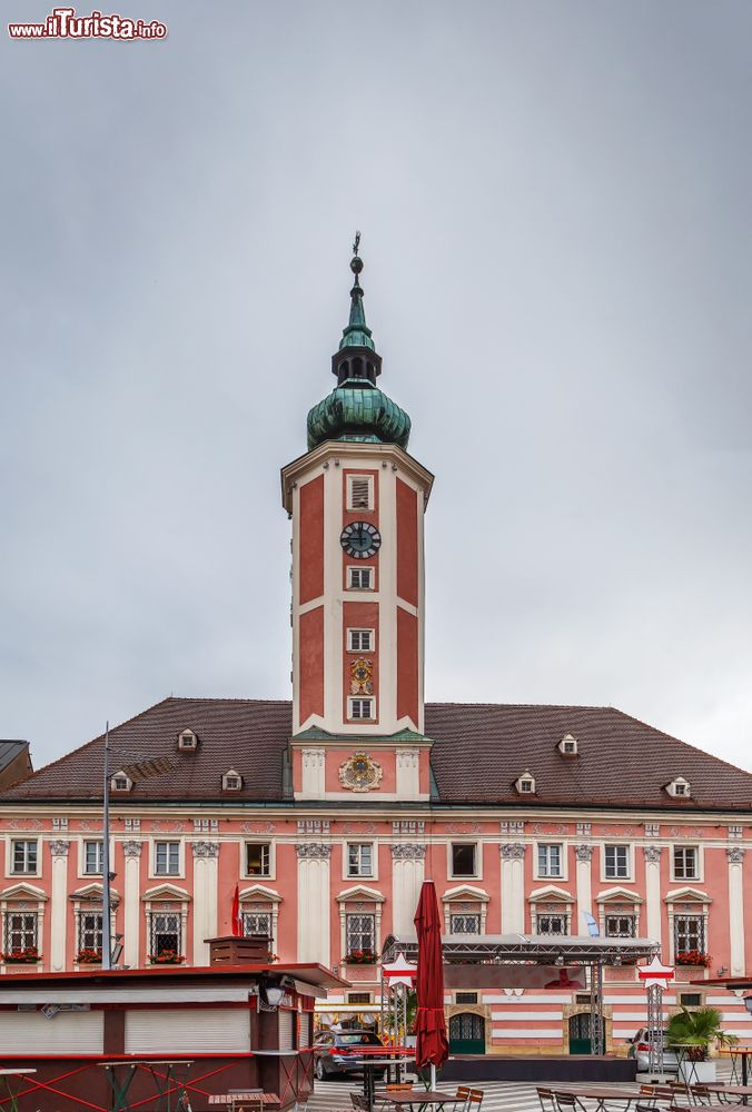 Immagine Il bel Palazzo Municipale di Sankt Polten, Bassa Austria. Situato nella Rathausplatz circondata da palazzi barocchi, merita una visita anche all'interno.