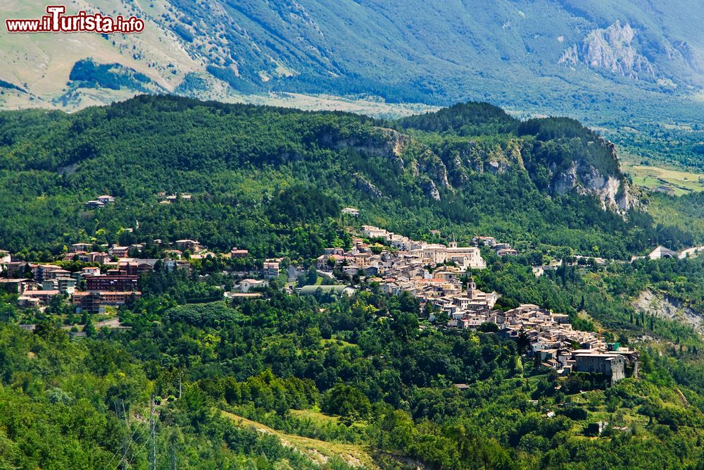 Immagine Il bel villaggio di Caramanico Terme, Abruzzo, Italia. La cittadina abruzzese, in provincia di Pescara, è immersa nel tipico ambiente appenninico.