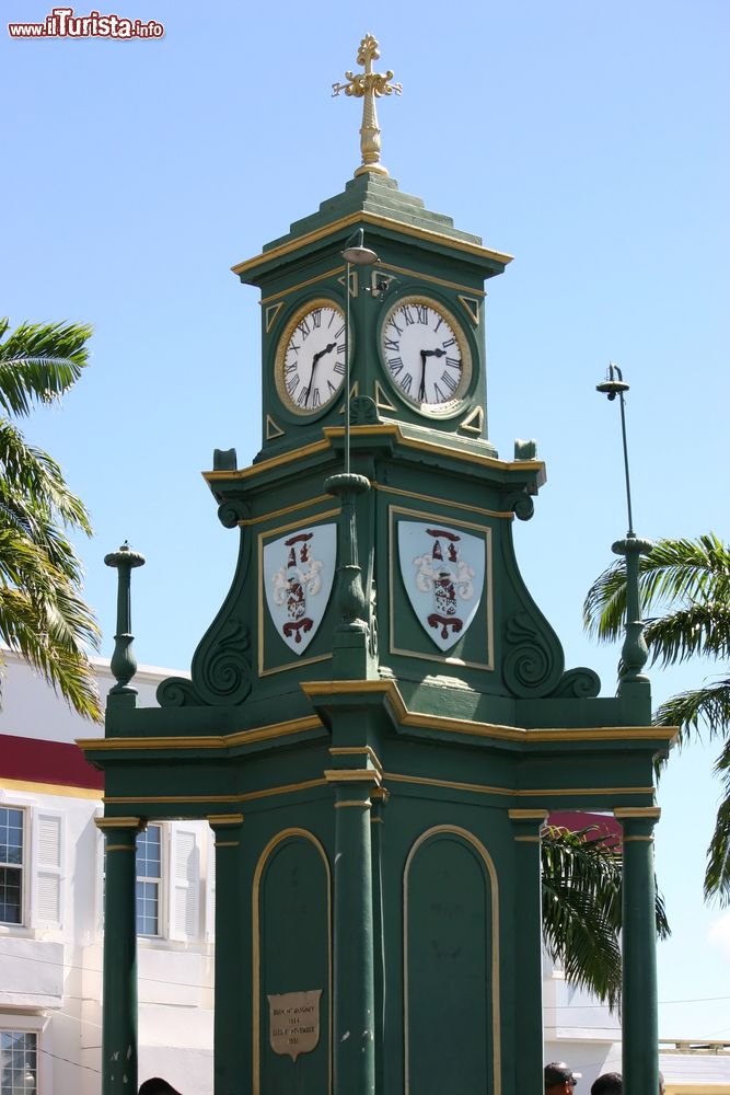 Immagine Il Berkeley Memorial Clock a St. Kitts, Indie Occidentali. E' stato costruito in onore di Thomas B.H. Berkeley, ex presidente del Consiglio Generale legislativo nel 1880. Si presenta con 4 facce e 4 orologi.