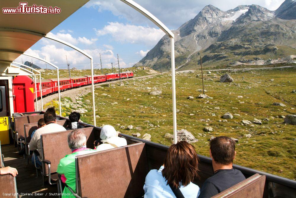 Immagine In estate il Bernina Express viaggia in modalità "decappottabile" per meglio ammirare il panorama delle Alpi Svizzere - © Stefano Ember / Shutterstock.com