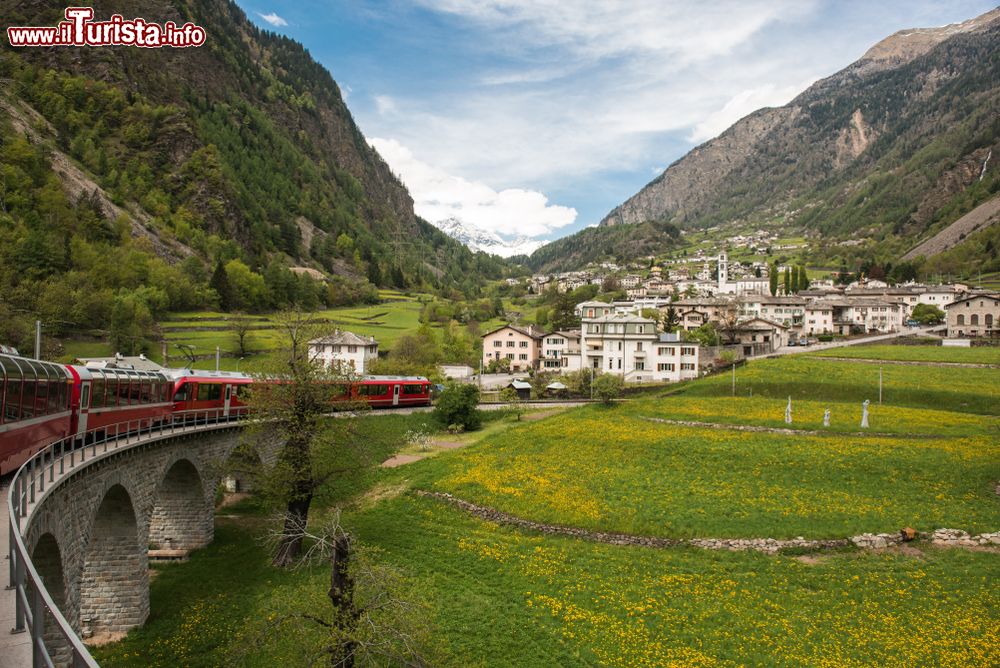 Immagine Il Bernina Express viaggia fra Svizzera e Italia attraverso suggestivi paesaggi delle Alpi.